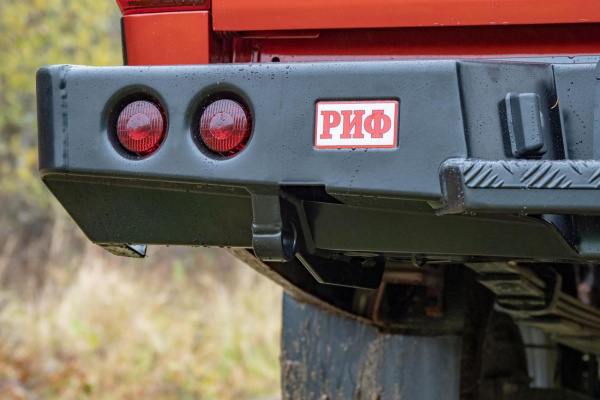 Бампер РИФ силовой задний Isuzu D-MAX (2012-2020) с квадратом под фаркоп, калиткой, фонарями, подсветкой номера стандарт