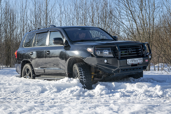 Бампер РИФ силовой передний Toyota Land Cruiser 200 2007-2015 c доп. фарами, защитной дугой и защитой бачка омывателя