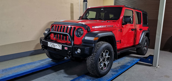 Бампер РИФ силовой передний Jeep Wrangler JL 2018+ под штатные фары, с центральной защитной дугой (для а/м с низкими перед. крыльями))